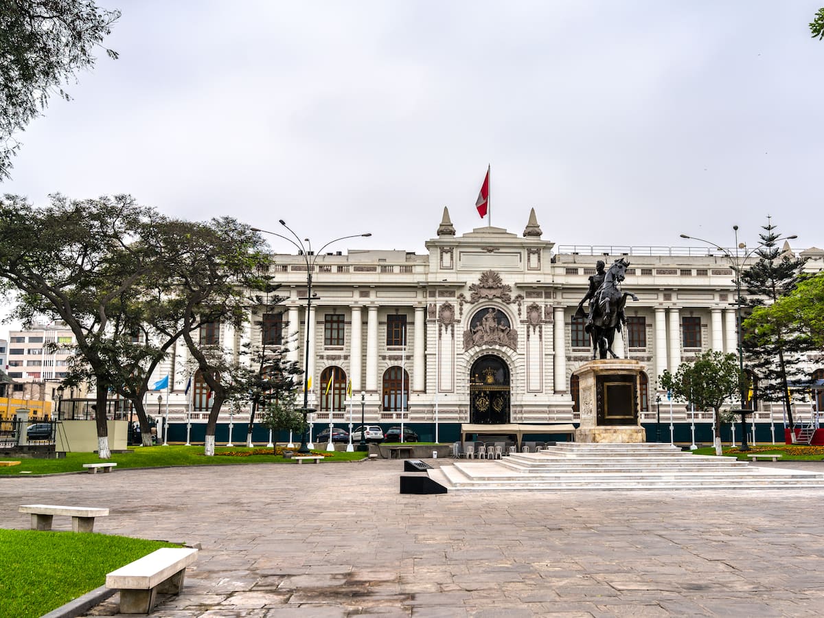 Congreso peruano investiga a parlamentaria por dejar usar baño femenino a mujeres trans