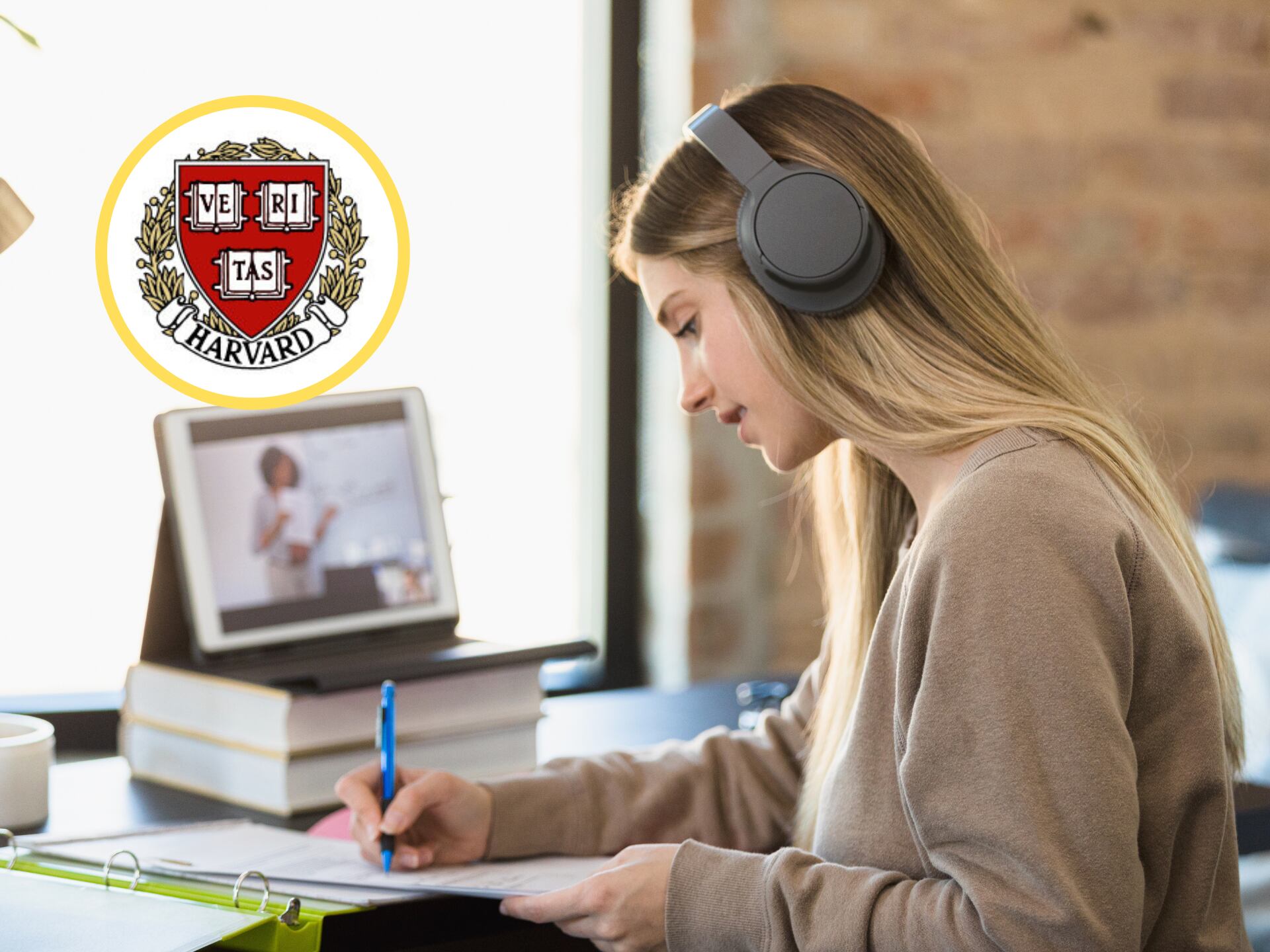 Mujer estudiando en línea, encima el logo de la Universidad de Harvard (GettyImages / redes sociales)