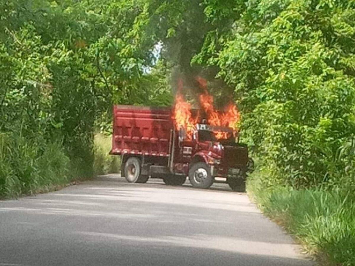 Hombres armados incineran volqueta en la vía Zulia- Tibú