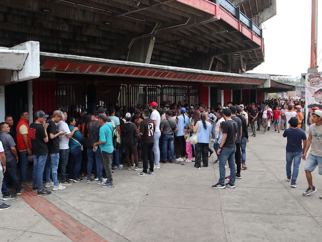 Personas desplazadas por la violencia en la región del Catatumbo llegan al estadio General Santander en busca de ayuda. EFE/ Mario Caicedo