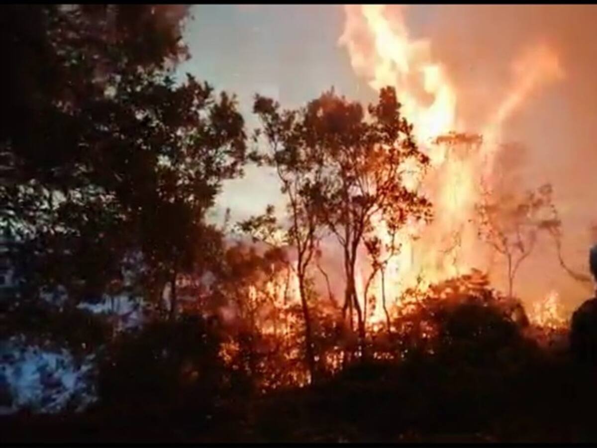 Más de 100 hombres intentan apagar incendio forestal en Paipa