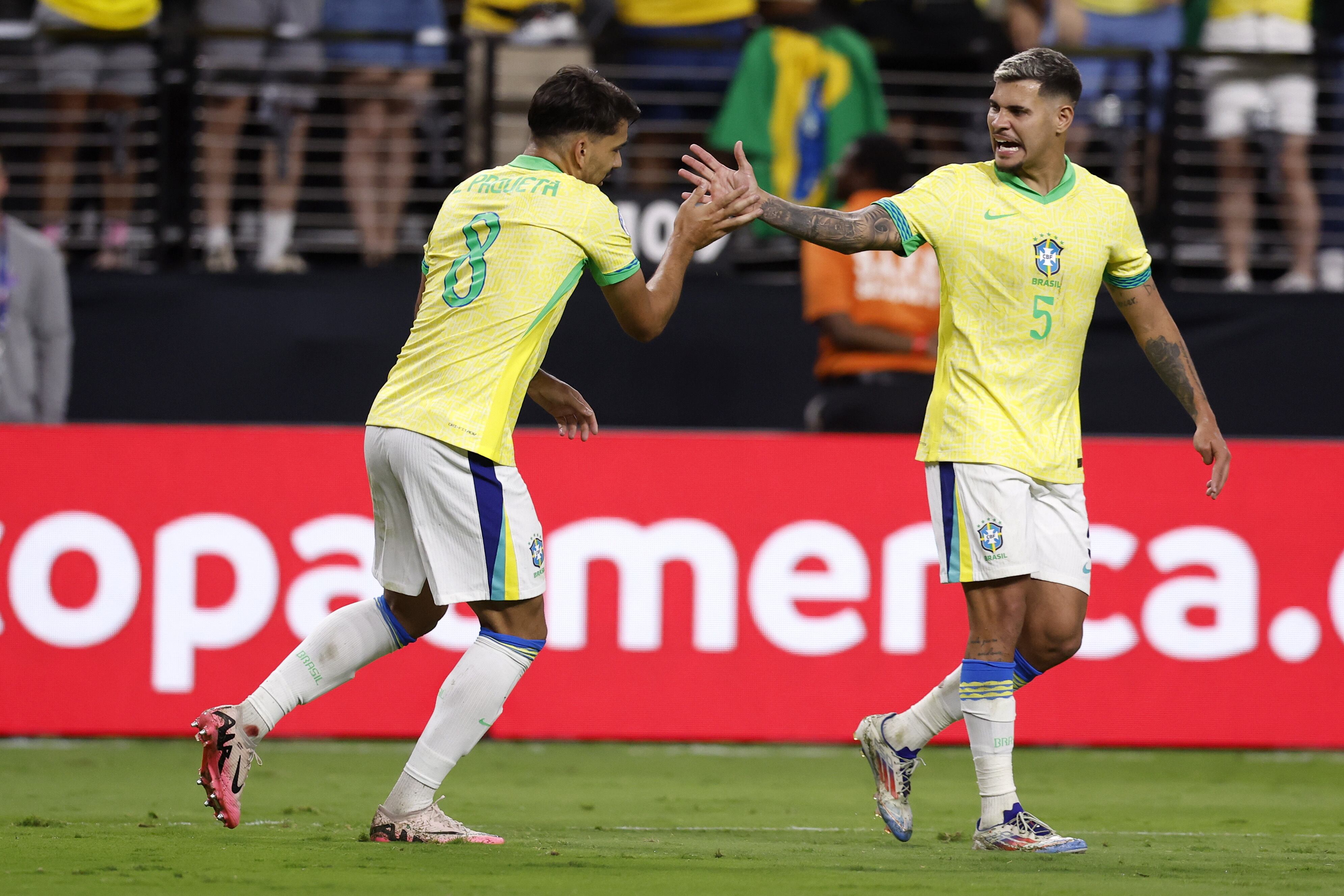 Las Vegas (United States), 29/06/2024.- Brazil midfielder Lucas Paqueta (L) high fives teammate Fabian Balbuena (R) after Parqueta scored a goal on a penalty kick during the second half of the CONMEBOL Copa America 2024 group D soccer match between Paraguay and Brazil, in Las Vegas, Nevada, USA, 28 June 2024. (Brasil) EFE/EPA/CAROLINE BREHMAN