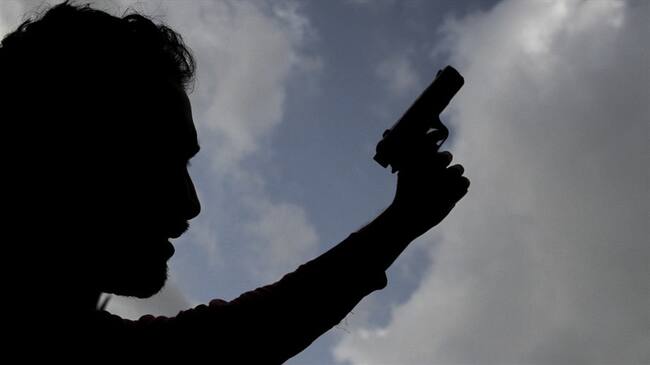 La reacción los guardias permitió que los ocupantes resultaran ilesos, pero el agresor no fue detenido. Foto: Colprensa