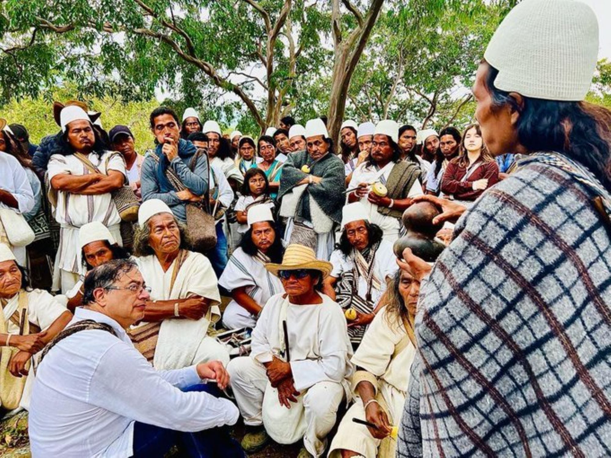 Gustavo Petro junto a los mamos de la Sierra/ Oficina de prensa de Gustavo Petro
