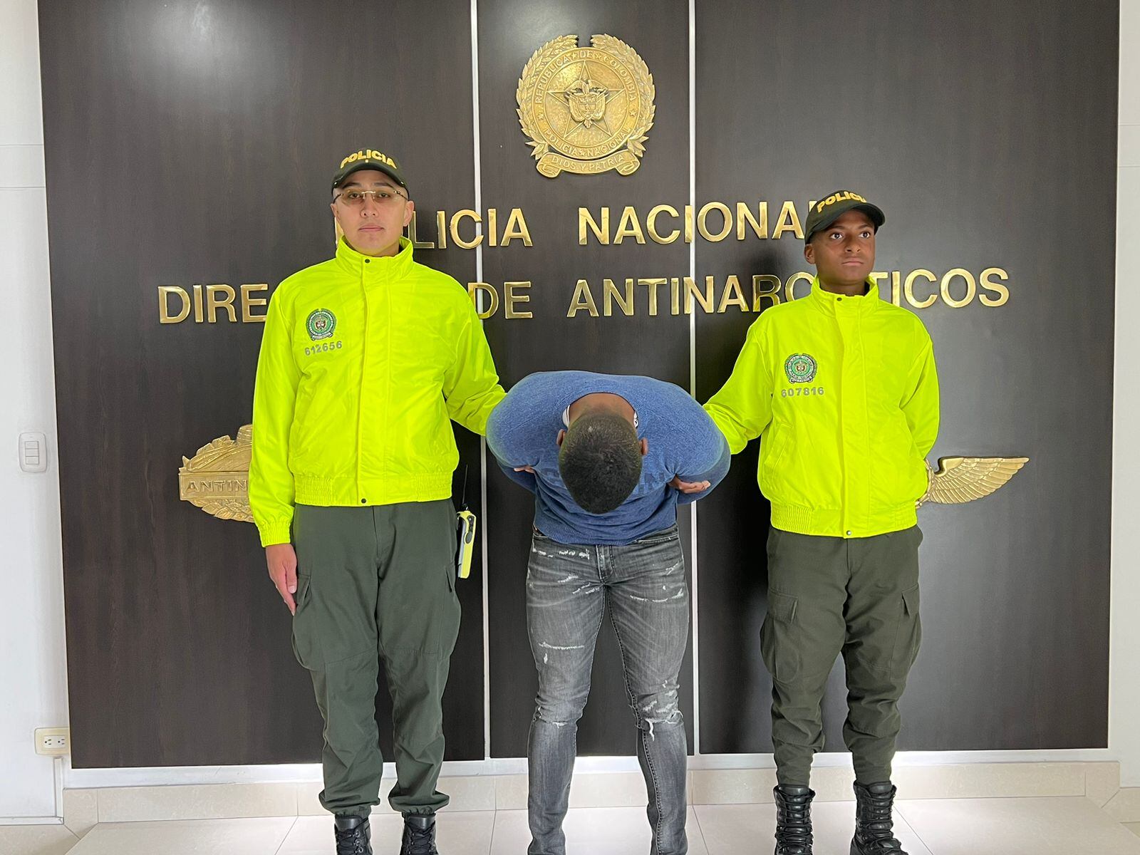 Capturan a hombre que adelantaba curso para piloto y estaba pedido en extradición. Foto: Policía.