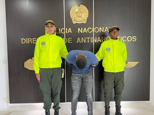 Capturan a hombre que adelantaba curso para piloto y estaba pedido en extradición. Foto: Policía.