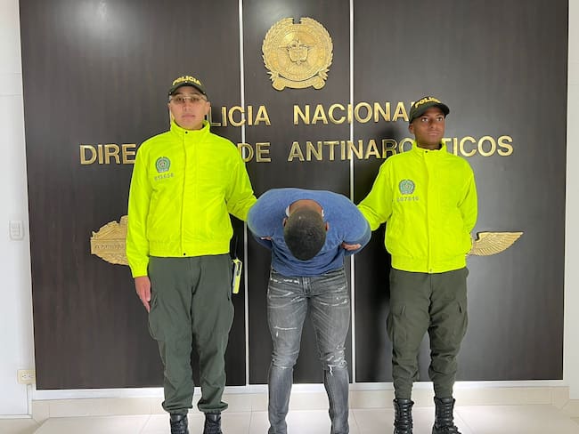 Capturan a hombre que adelantaba curso para piloto y estaba pedido en extradición. Foto: Policía.