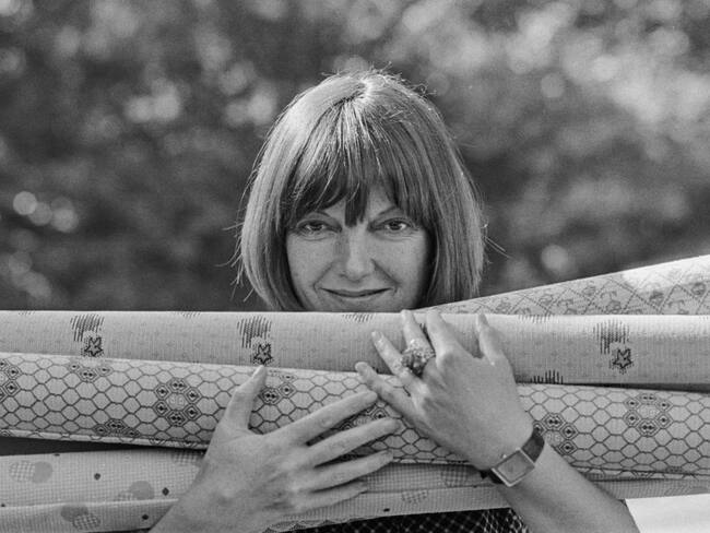 Mary Quant, la diseñadora británica que popularizó la minifalda, murió a los 93 años