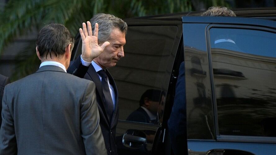 El presidente de Argentina, Maurucio Macri, fue engañado por tres jóvenes de su país a la salida de la sede de la Fifa, en Zúrich (Suiza). Foto: Getty Images