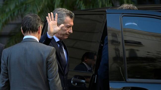 El presidente de Argentina, Maurucio Macri, fue engañado por tres jóvenes de su país a la salida de la sede de la Fifa, en Zúrich (Suiza). Foto: Getty Images