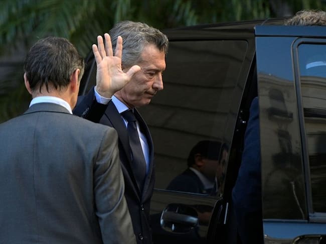 El presidente de Argentina, Maurucio Macri, fue engañado por tres jóvenes de su país a la salida de la sede de la Fifa, en Zúrich (Suiza). Foto: Getty Images