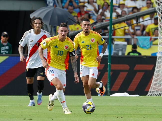 James Rodríguez (c) de Colombia controla el balón este viernes, en un partido por las eliminatorias sudamericanas para el Mundial 2026 entre las selecciones de Colombia y Perú . Foto: EFE.
