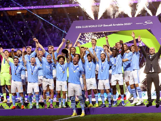 Jeddah (Saudi Arabia), 22/12/2023.- Player of Manchester City celebrate with the trophy after winning the FIFA Club World Cup 2023 final match beween Manchester City and Fluminense FC in Jeddah, Saudi Arabia, 22 December 2023. (Mundial de Fútbol, Arabia Saudita) EFE/EPA/ALI HAIDER