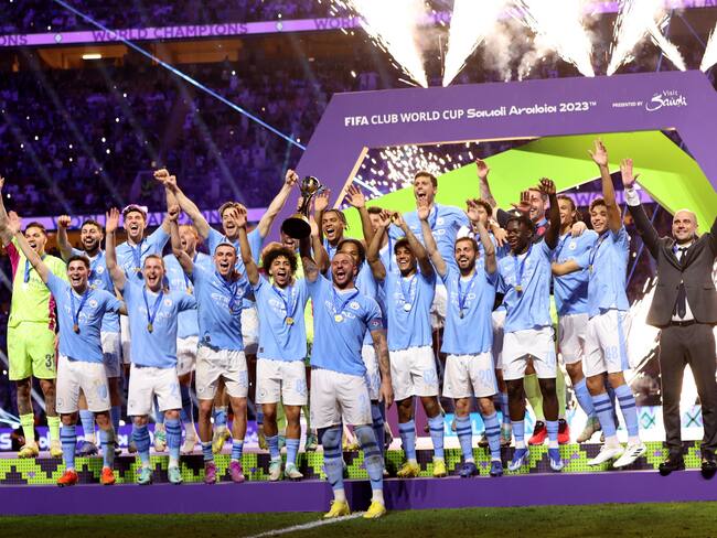 Jeddah (Saudi Arabia), 22/12/2023.- Player of Manchester City celebrate with the trophy after winning the FIFA Club World Cup 2023 final match beween Manchester City and Fluminense FC in Jeddah, Saudi Arabia, 22 December 2023. (Mundial de Fútbol, Arabia Saudita) EFE/EPA/ALI HAIDER