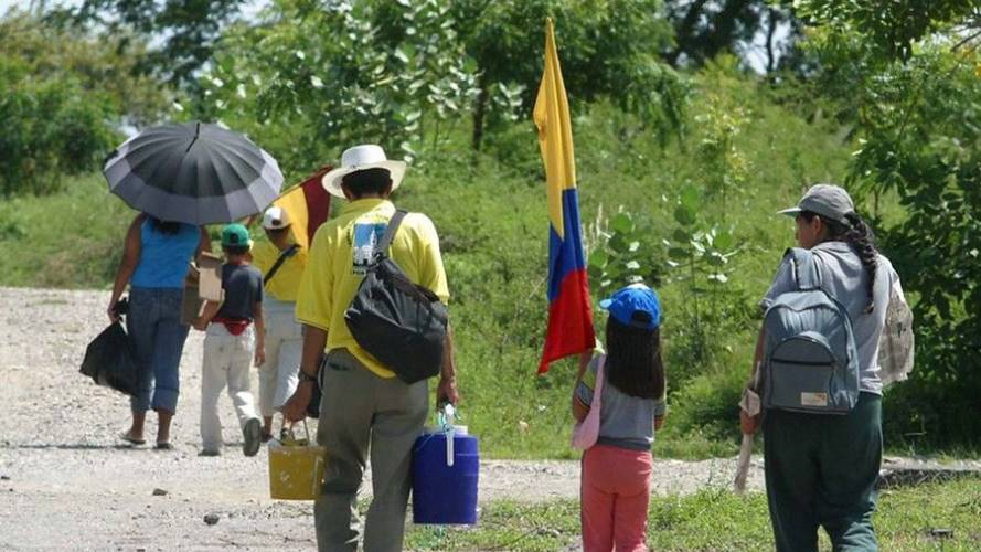 Aproximadamente 100 personas que se trasladaron en seis embarcaciones, llegaron hasta el espacio humanitario dispuesto en Buenaventura. Foto: Colprensa.