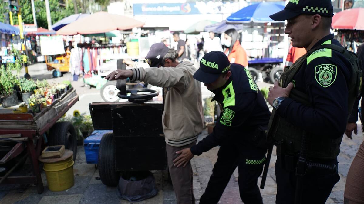Avanza recuperación de la Carrera Séptima: incautan tasers, gas pimienta y hasta prendas militares
