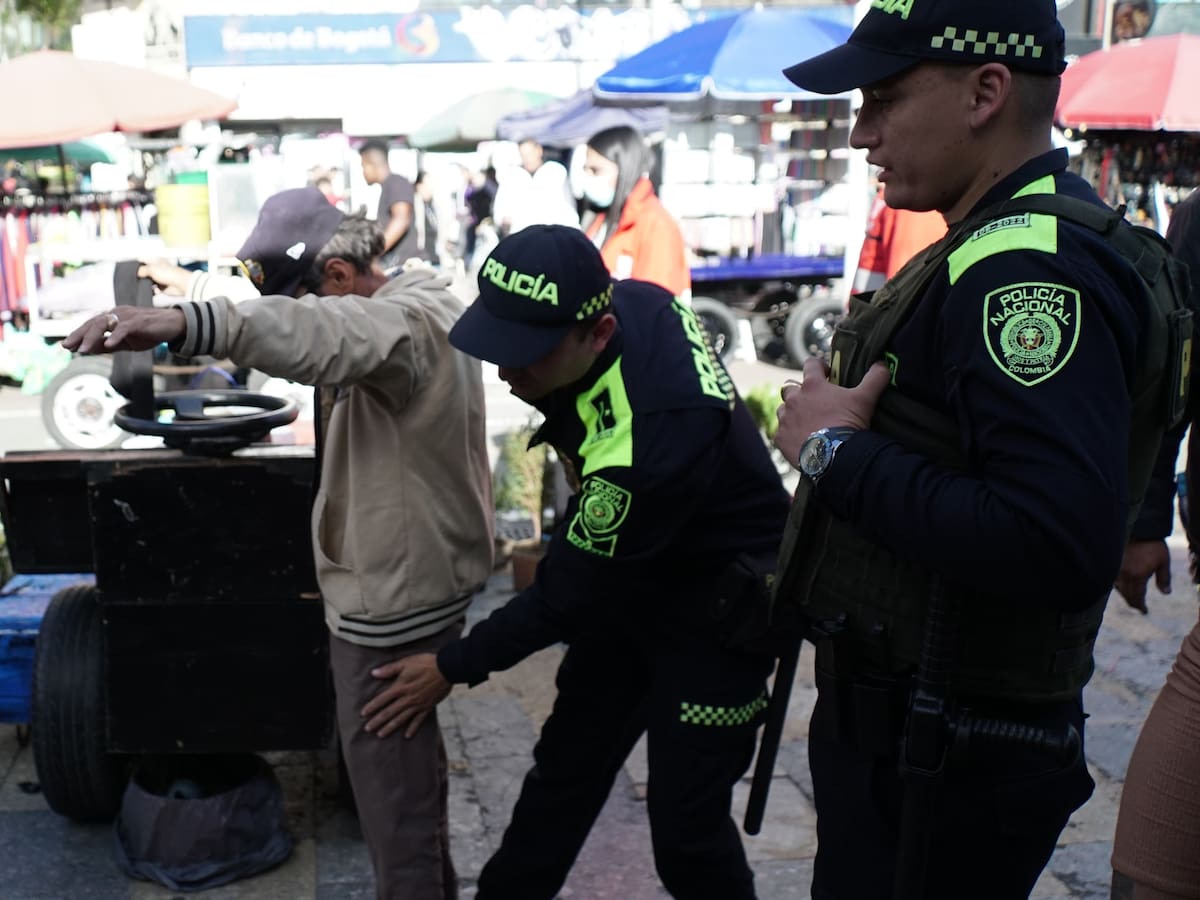 Avanza recuperación de la Carrera Séptima: incautan tasers, gas pimienta y hasta prendas militares