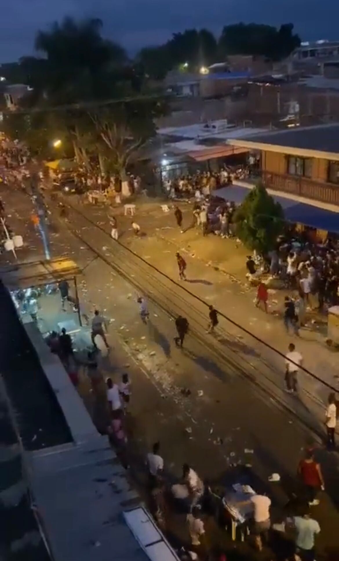 Verbena de Ulpiano Lloreda en Cali terminó en “lluvia de botellas”. Foto/Cortesía.