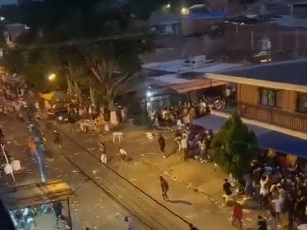 Verbena de Ulpiano Lloreda en Cali terminó en “lluvia de botellas”