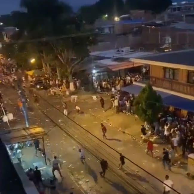 Verbena de Ulpiano Lloreda en Cali terminó en “lluvia de botellas”. Foto/Cortesía.