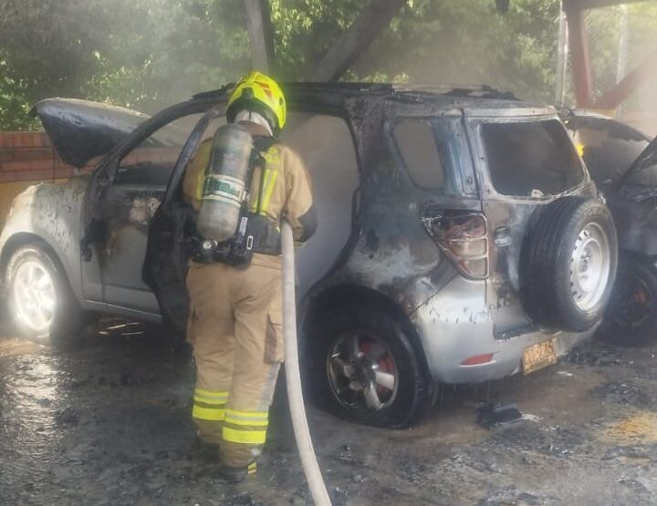 Incendio en parqueadero dejó cuatro vehículos afectados en Bucaramanga. Foto: Bomberos de Bucaramanga