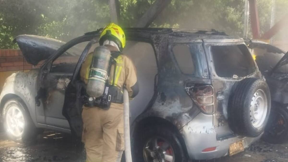 Incendio en parqueadero dejó cuatro vehículos afectados en Bucaramanga