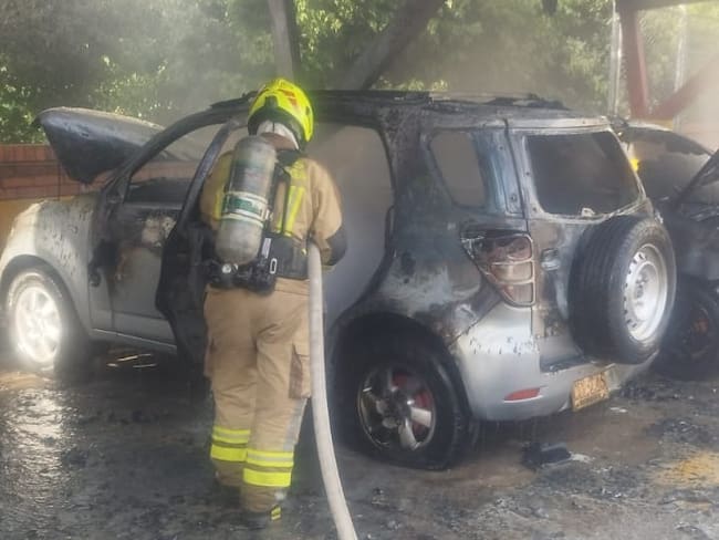 Incendio en parqueadero dejó cuatro vehículos afectados en Bucaramanga. Foto: Bomberos de Bucaramanga