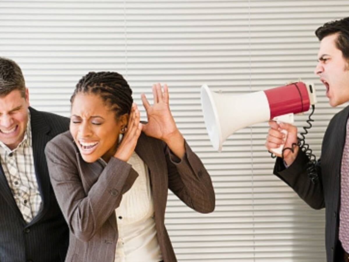 Según la ciencia, tener un jefe tóxico es tan dañino para la salud como el cigarro