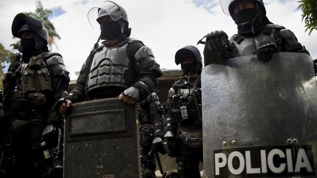 El coronel Gerson Fajardo indicó que fue necesaria la intervención del Esmad para desalojar a las personas que invaden el predio de Jaime Uribe, familiar del Álvaro Uribe. Foto: Getty Images