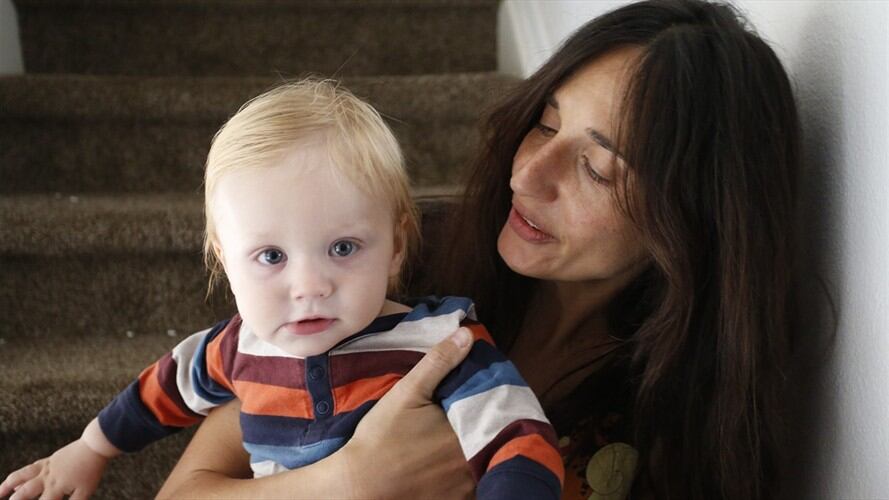 Fulvia Serra carga a su hijo Sebastiano, de 1 año. Serra, originaria de Italia, es vegana y ella y su esposo están criando a su hijo también como vegano. Foto: Associated Press - AP - Brennan Linsley