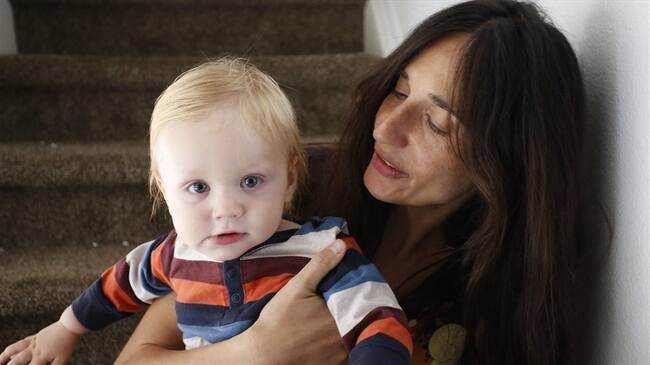 Fulvia Serra carga a su hijo Sebastiano, de 1 año. Serra, originaria de Italia, es vegana y ella y su esposo están criando a su hijo también como vegano. Foto: Associated Press - AP - Brennan Linsley