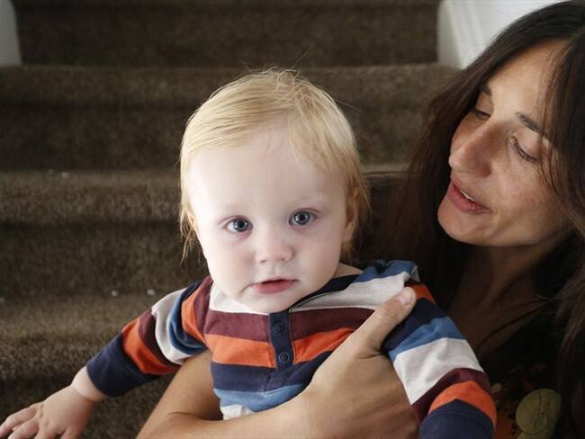 Fulvia Serra carga a su hijo Sebastiano, de 1 año. Serra, originaria de Italia, es vegana y ella y su esposo están criando a su hijo también como vegano. Foto: Associated Press - AP - Brennan Linsley