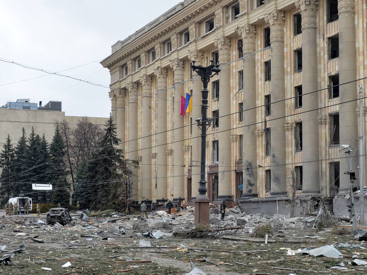 Rusia intensifica ofensiva en Ucrania con bombardeo contra Járkov y asedio en Mariúpol