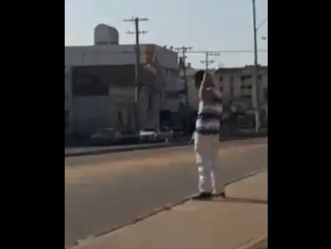 Autoridades en Cartagena están tras la pista de hombre que orinó en plena avenida