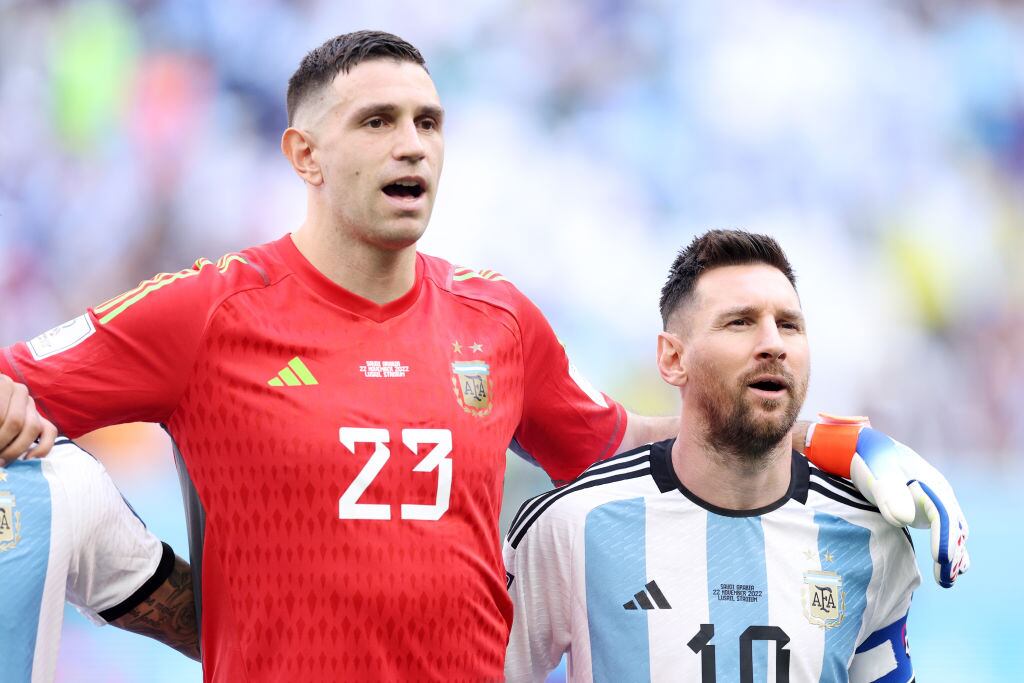 Emiliano Martinez y Lionel Messi. (Photo by Richard Heathcote/Getty Images)