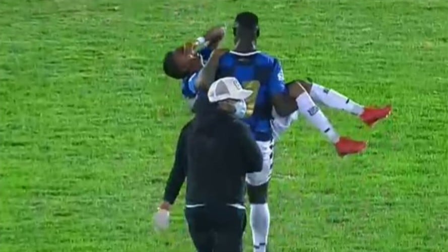 Jugador del Boyacá Chicó sacó alzado a su compañero por falta de camillas. Foto: Twitter: @miguel_ma07