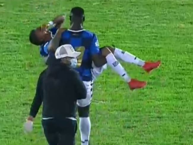 Jugador del Boyacá Chicó sacó alzado a su compañero por falta de camillas. Foto: Twitter: @miguel_ma07