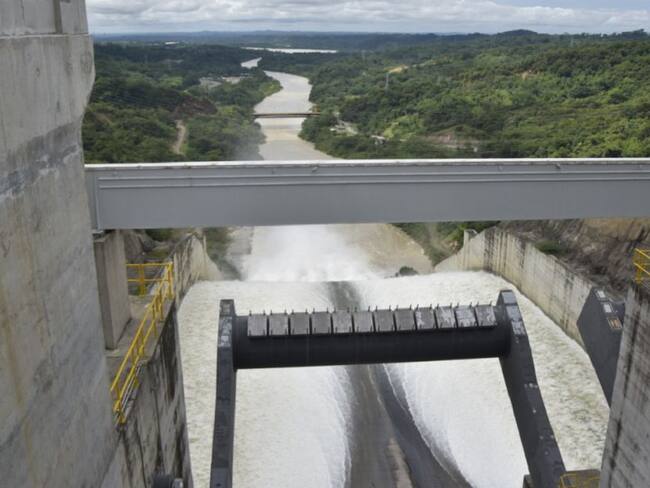 Isagen abre compuertas de represa de Topocoro