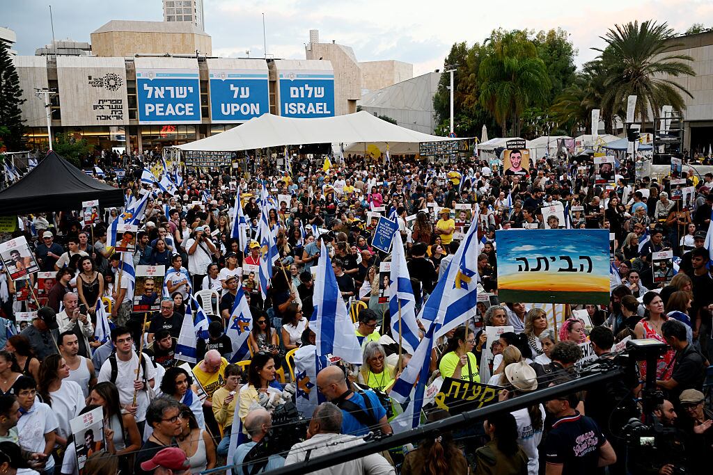 Israelíes celebran liberación de rehenes. (Photo by Alexi J. Rosenfeld/Getty Images)