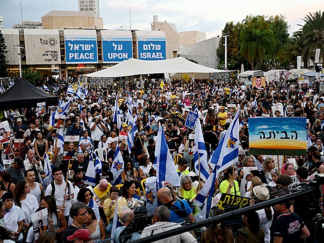Israelíes celebran liberación de rehenes. (Photo by Alexi J. Rosenfeld/Getty Images)