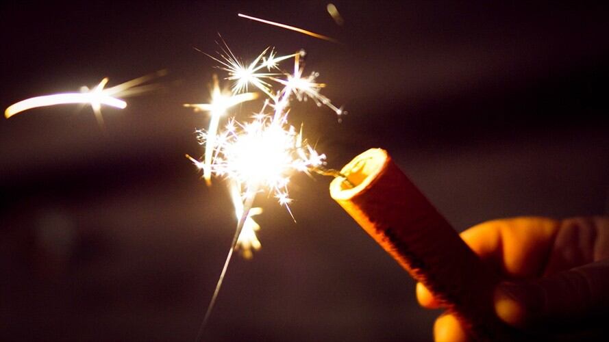 Jóvenes juegan a lanzarse pólvora en una cancha en Santander / imagen de referencia. Foto: Getty Images