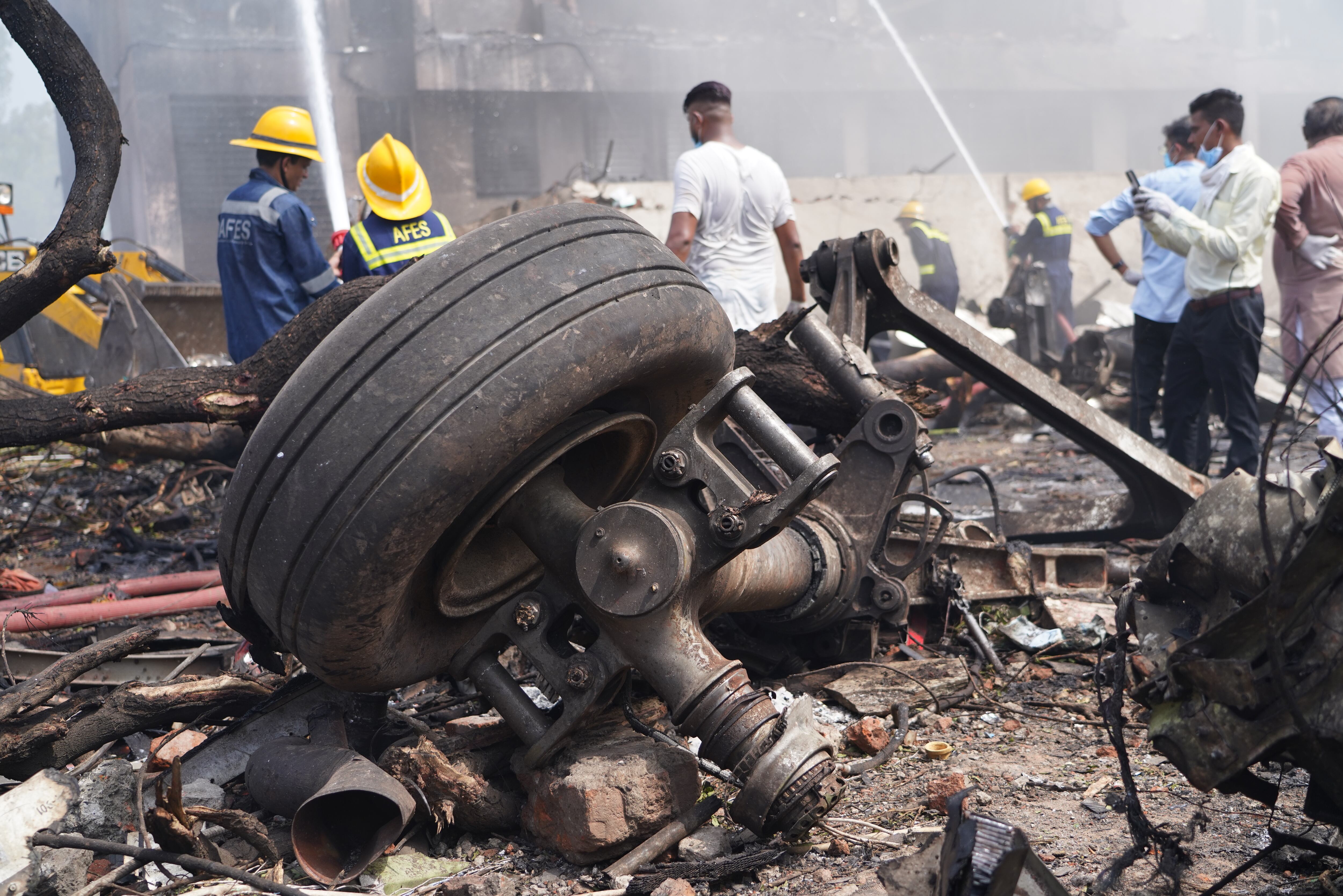 Restos del avión accidentado en India. FOTO: EFE/EPA/SIDDHARAJ SOLANKI
