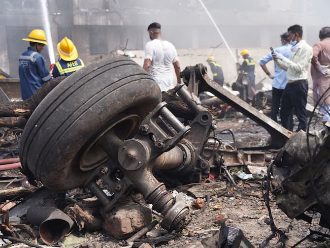 Restos del avión accidentado en India. FOTO: EFE/EPA/SIDDHARAJ SOLANKI