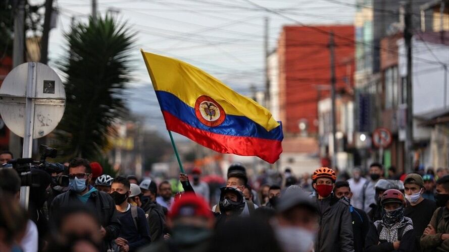 Mejorar las relaciones y circunstancias en que está la Policía y la sociedad sería una de las claves. Foto: Colprensa.