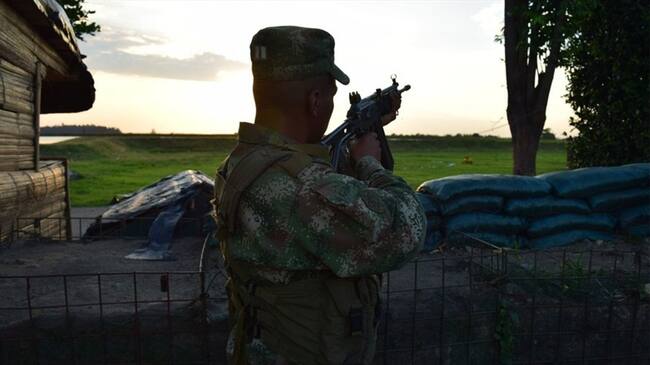 En la reacción de las Fuerzas Militares, los individuos emprendieron la huida y abandonaron un arma de fuego. Foto: Colprensa