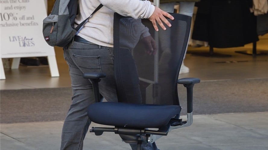 ¿Qué debe tener la silla ideal para el trabajo?. Foto: Referencia Getty Images