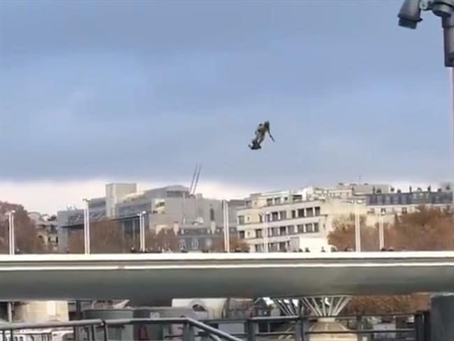 [Video] Francia usará patinetas voladoras para combatir delincuencia en el país