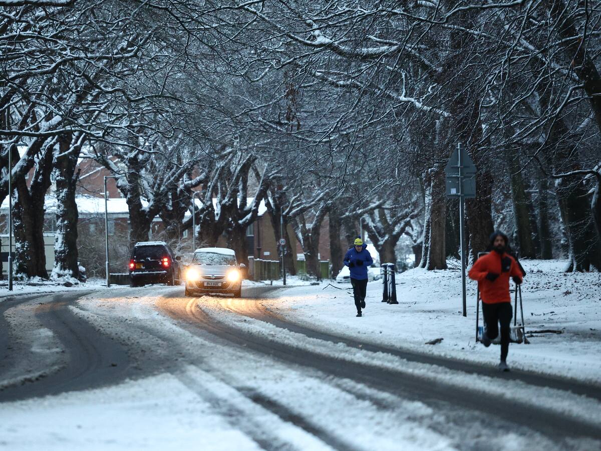 Una fuerte nevada provocó cierres en los aeropuertos británicos y caos en el transporte