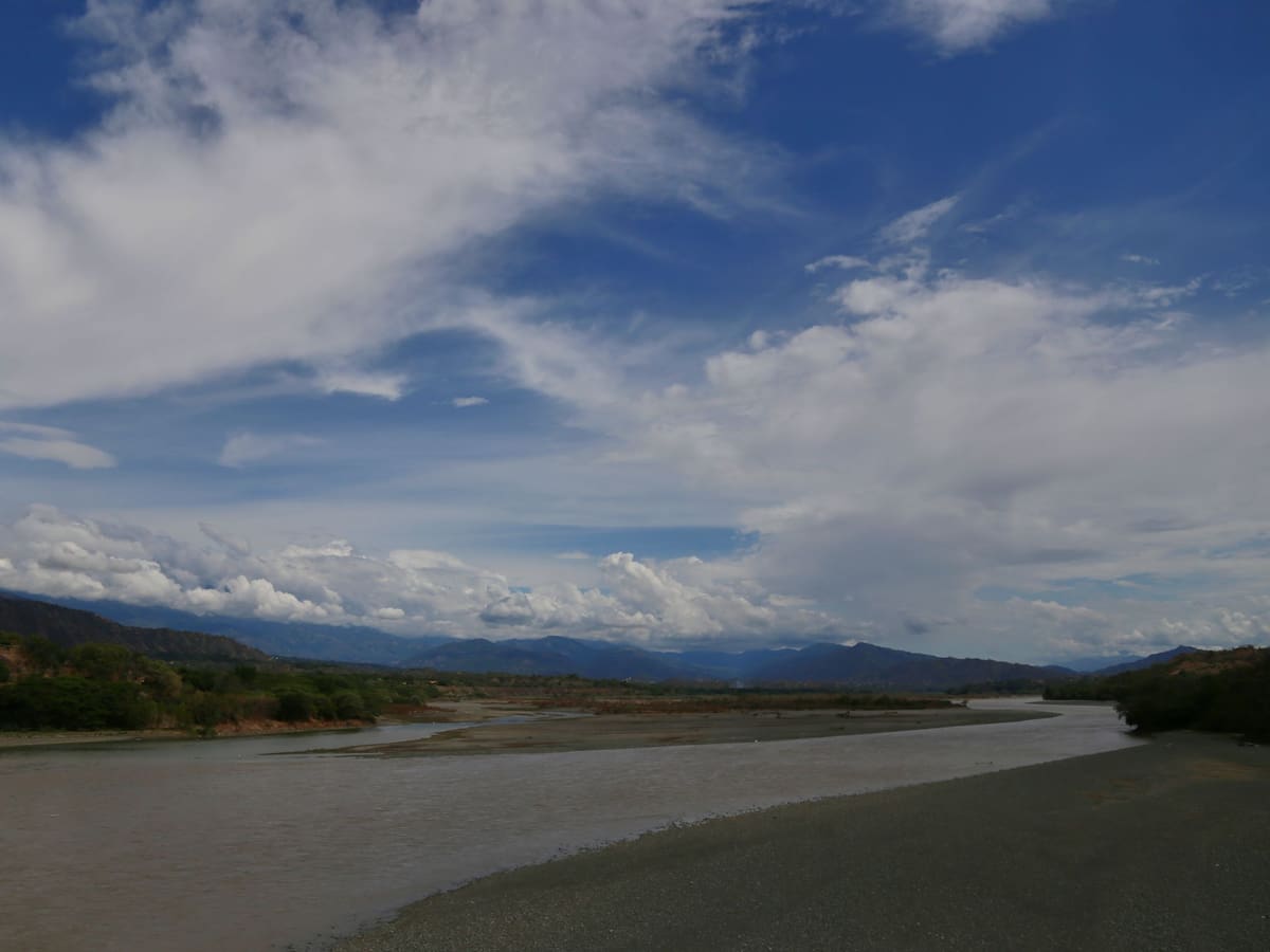 Buscan a ocupantes de un vehículo que cayó al río Cauca en Betulia, Antioquia