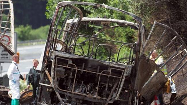 Mueren 18 personas al chocar e incendiarse autobús en que viajaban por Baviera. Foto: Imagen tomada de BBC Mundo.